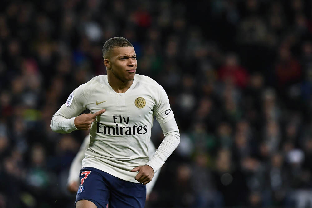 传奇落幕！郑龙于汉超退役：仅剩1名踢过世俱杯的中国现役球员